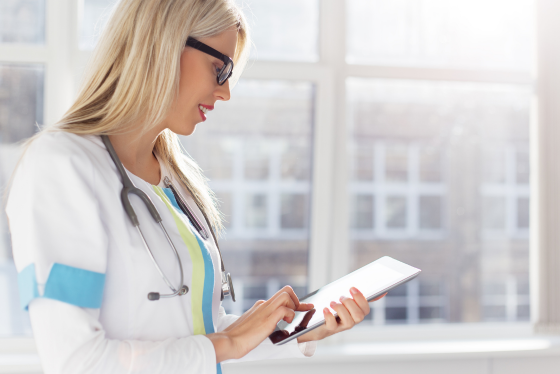 Nurse-using-tablet